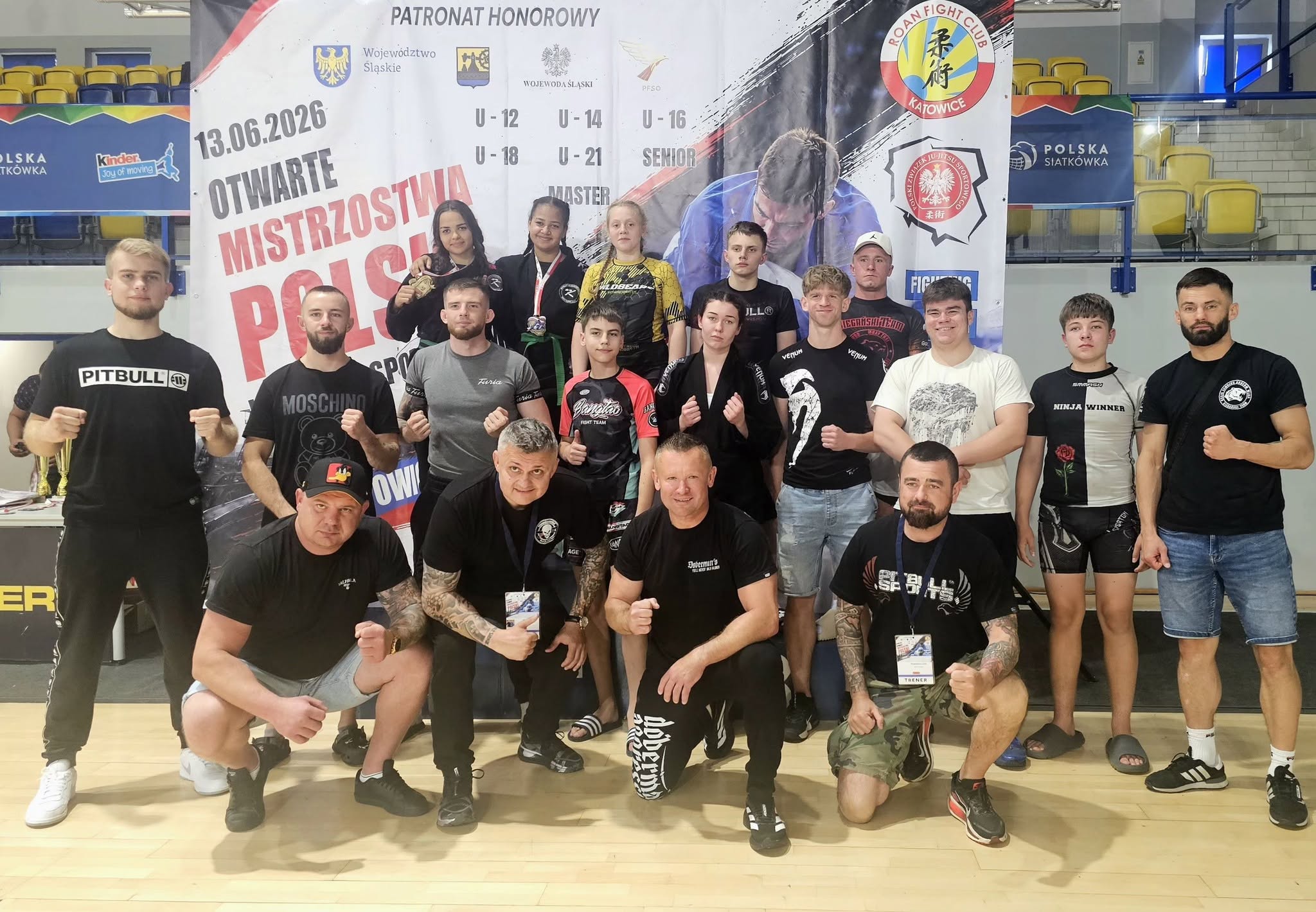 Zawodnicy i trenerzy klubu z medalami Otwartych Mistrzostw Polski