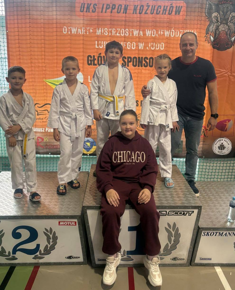 Dzieci z klubu na podium zawodów judo