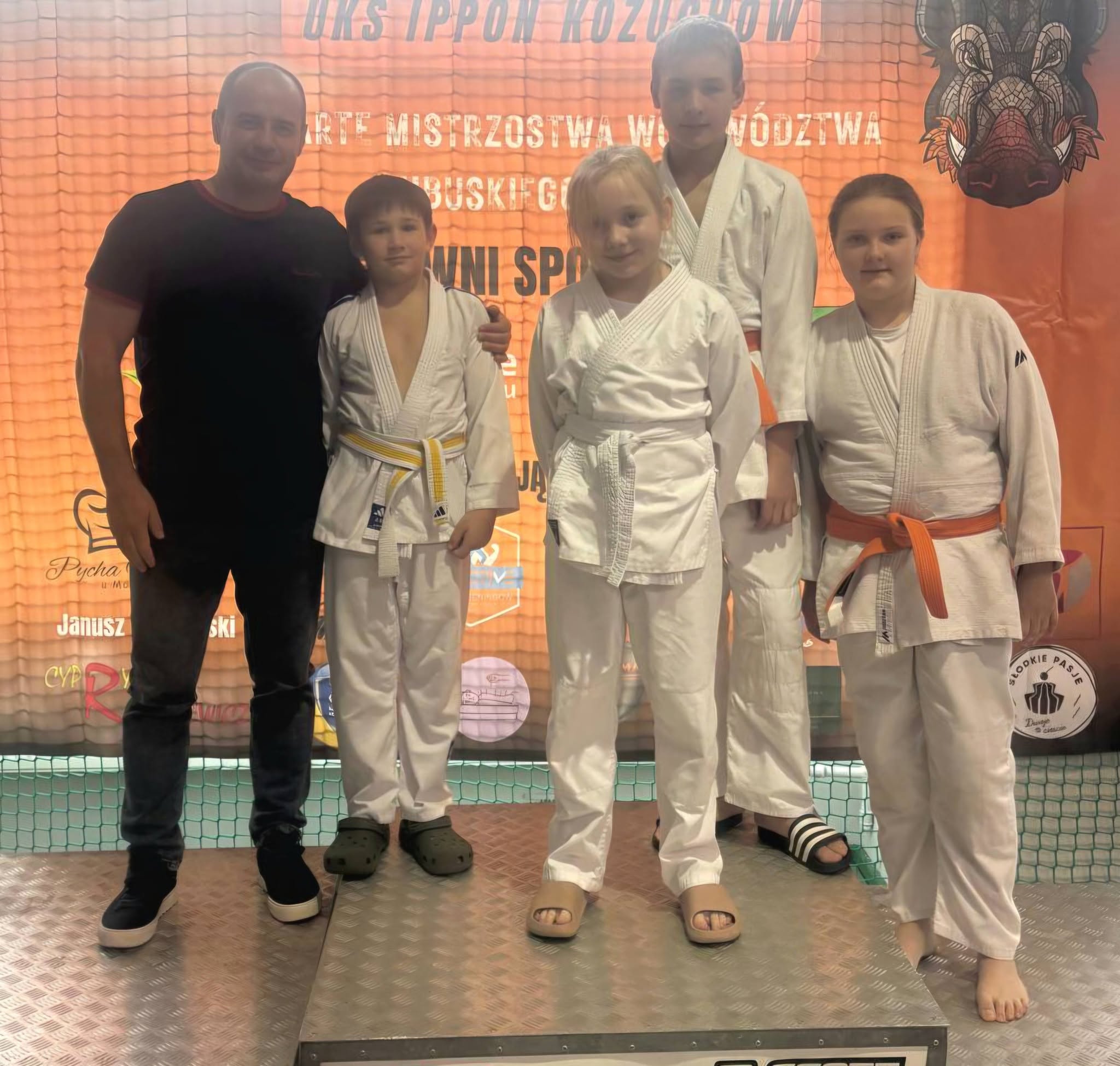 Młodzi judocy klubu z trenerem na zawodach