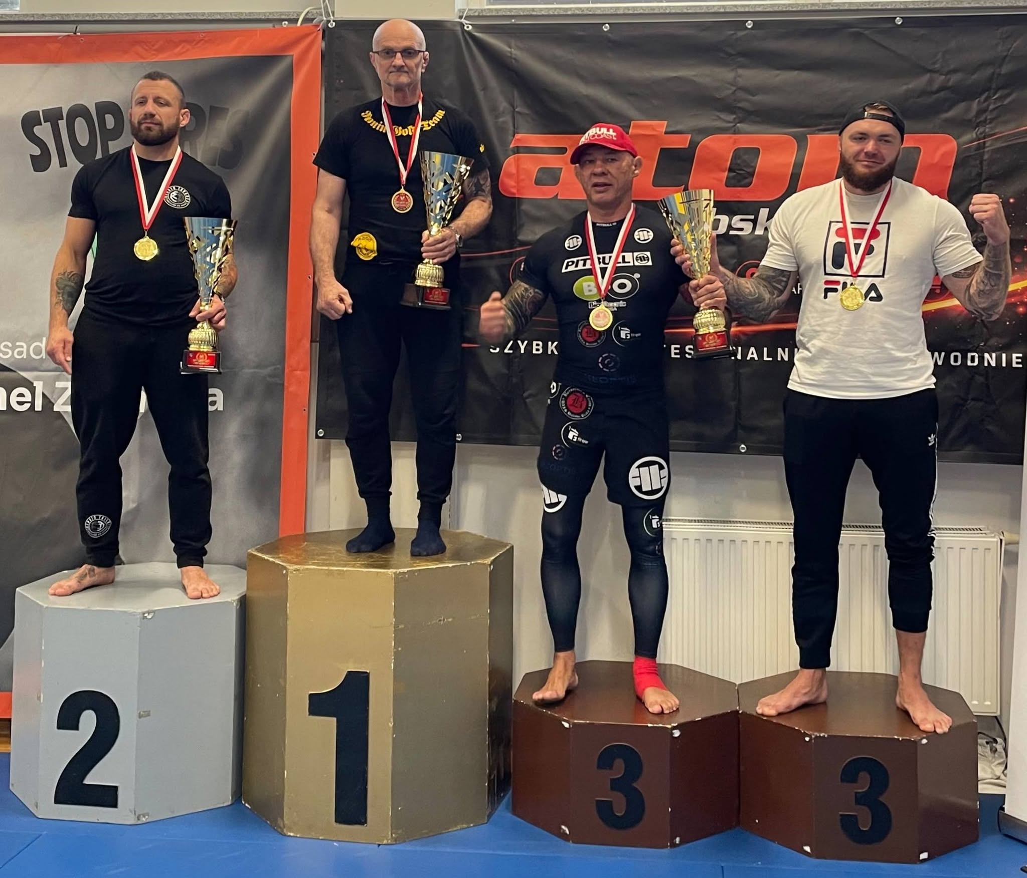 Medaliści klubu na podium zawodów